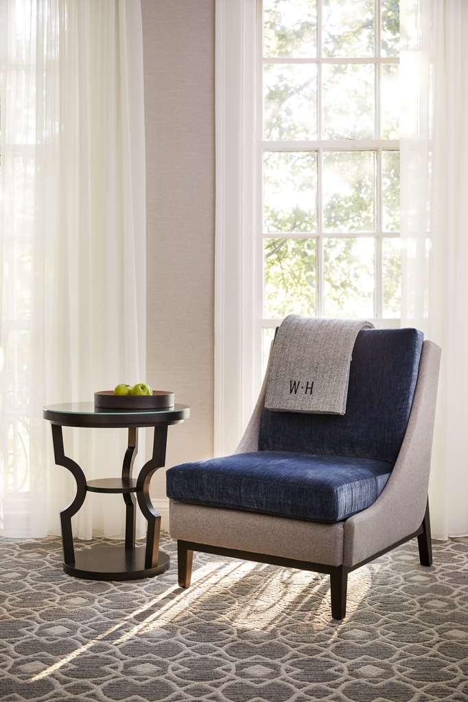 The Whitney Hotel Бостон Номер фото A chair with a throw