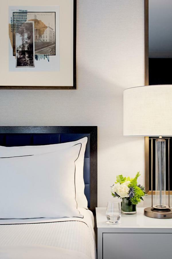 The Whitney Hotel Бостон Екстер'єр фото A bed with a lamp