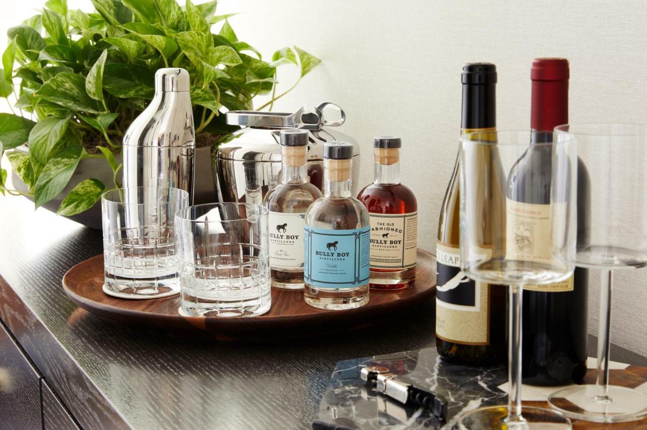 The Whitney Hotel Бостон Екстер'єр фото A bar cart with a selection of liquor and wine