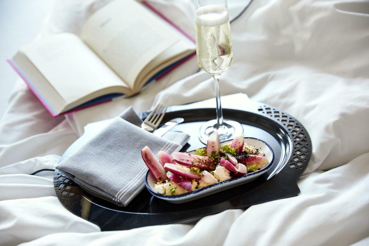 The Whitney Hotel Бостон Екстер'єр фото A tray of food and drink