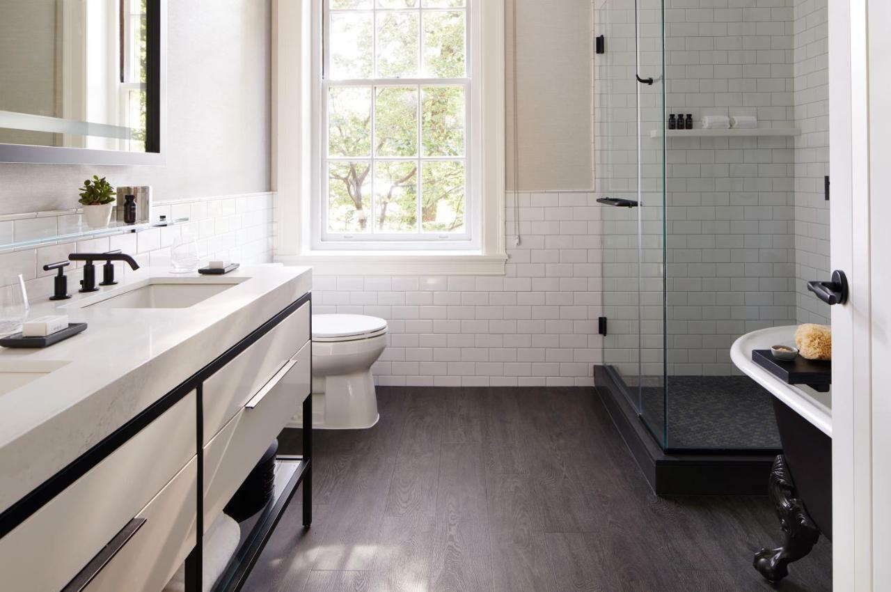 The Whitney Hotel Бостон Екстер'єр фото Bathroom with a shower enclosure