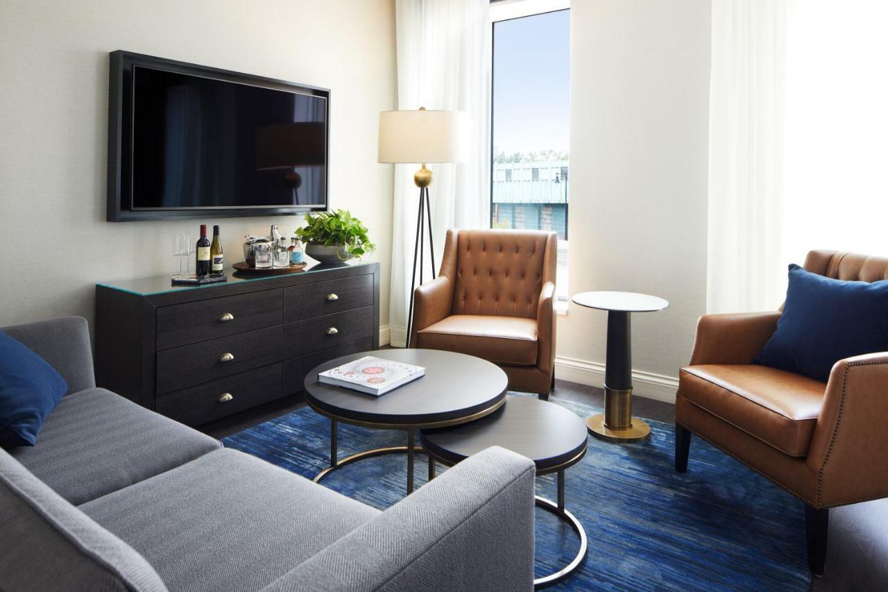 The Whitney Hotel Бостон Екстер'єр фото A living room at the Hotel at Old Church