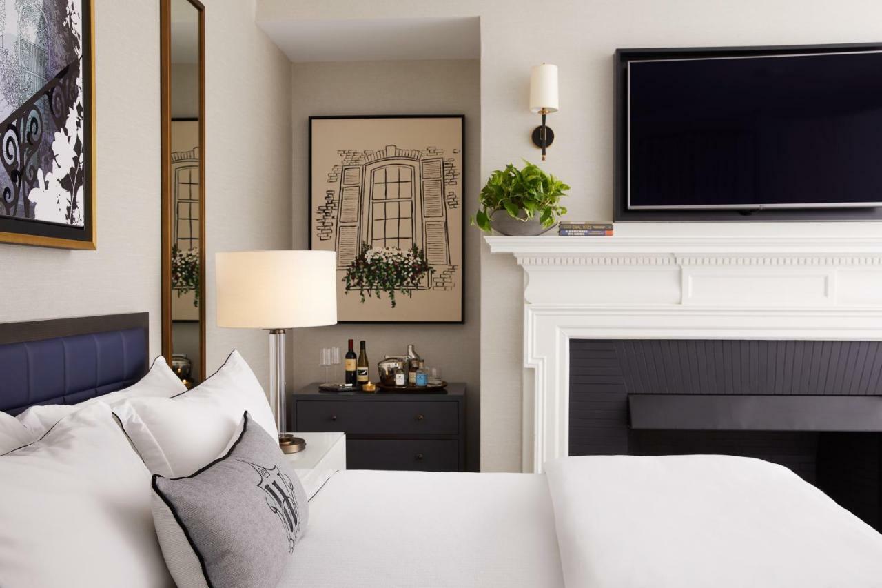 The Whitney Hotel Бостон Екстер'єр фото A bedroom at the London West Hollywood