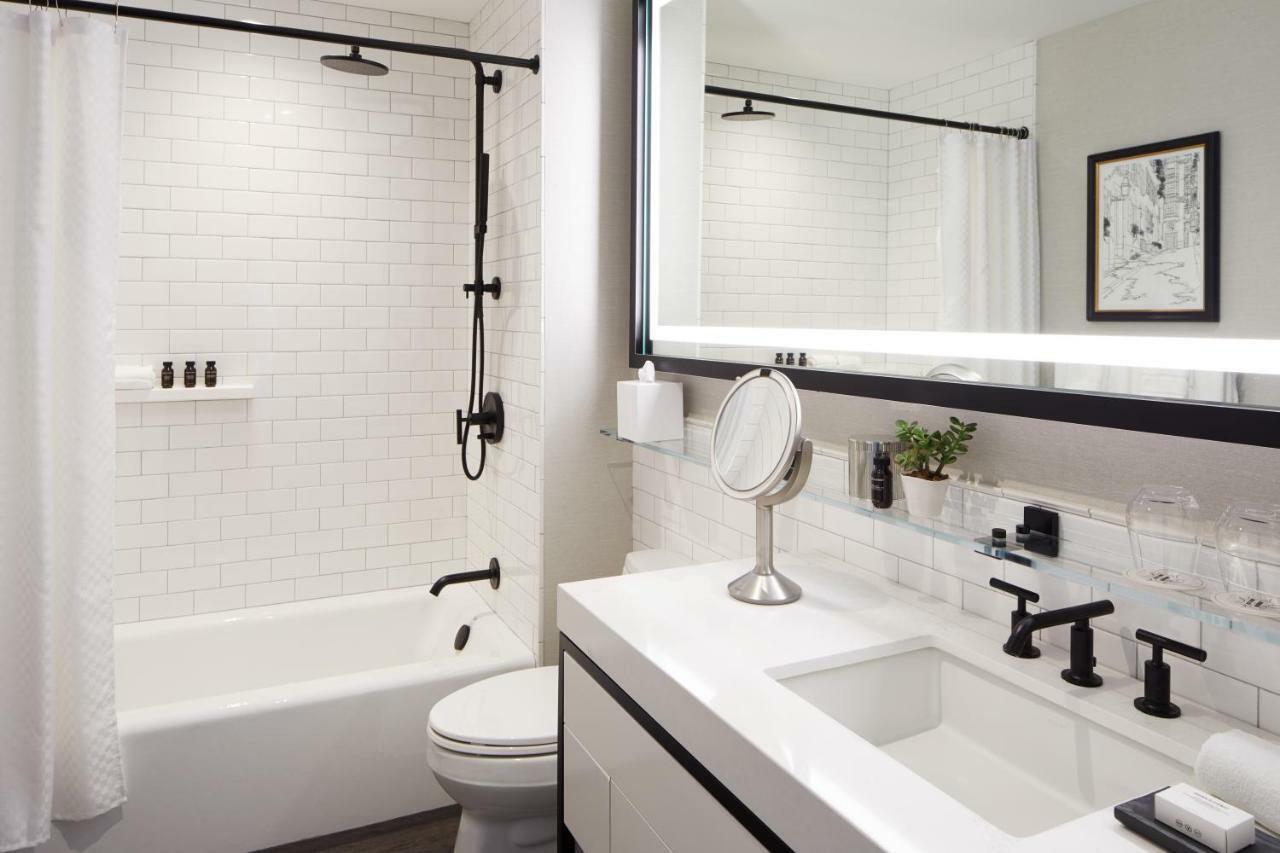 The Whitney Hotel Бостон Екстер'єр фото A bathroom with a shower curtain