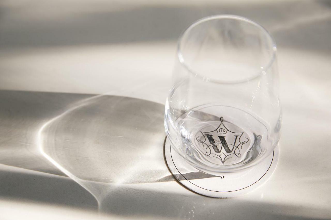 The Whitney Hotel Бостон Екстер'єр фото A glass of water
