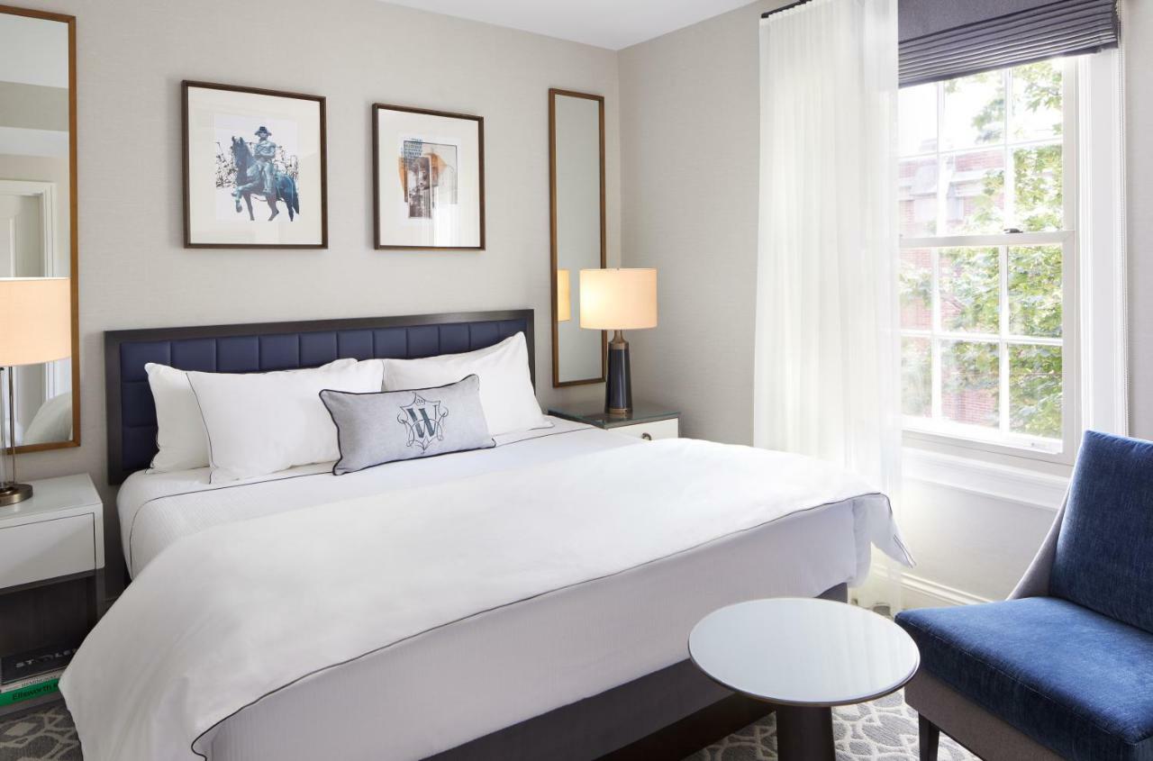 The Whitney Hotel Бостон Екстер'єр фото A bedroom at the Hotel Commonwealth