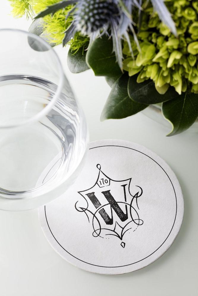 The Whitney Hotel Бостон Екстер'єр фото A glass of water